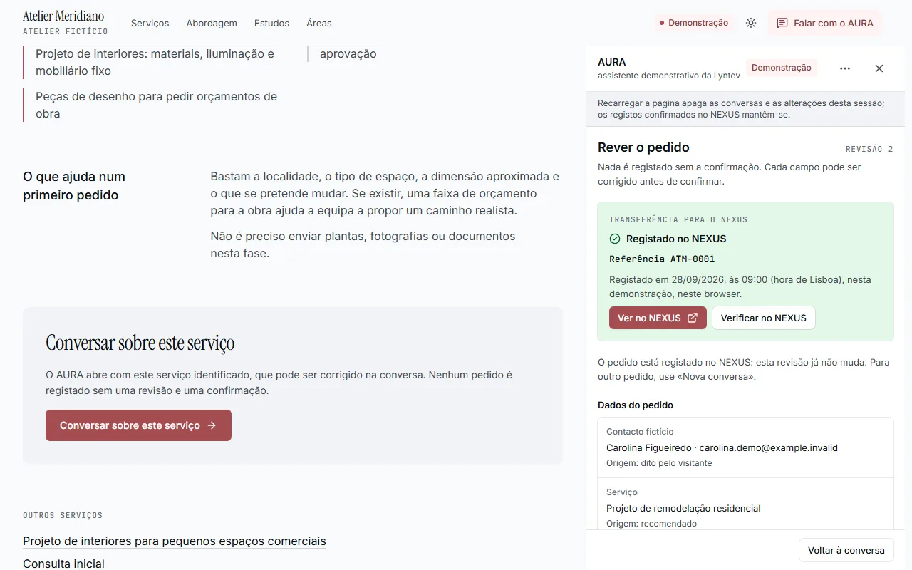 Captura do AURA nesta versão: o painel do assistente, ao lado do website do Atelier Meridiano, com o pedido de Carolina Figueiredo registado no NEXUS, a referência e a ligação «Ver no NEXUS».