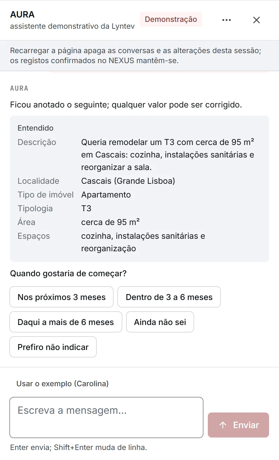 Recorte do assistente AURA a meio da conversa: o que foi reconhecido na mensagem de Carolina, cada campo corrigível, e a pergunta seguinte.